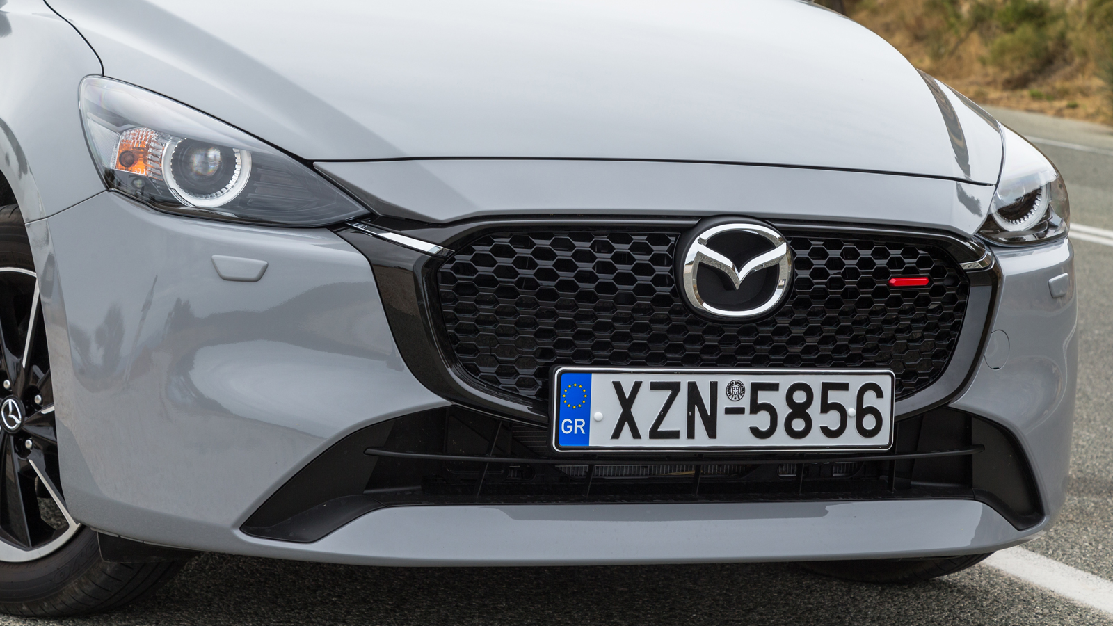 H γρίλια «συμπληρώνεται» από ένα νέο προφυλακτήρα, ο οποίος αναδύει περισσότερο δυναμισμό, ενώ η μάσκα μάλιστα ανάλογα της έκδοσης έχει φινίρισμα χρωμ